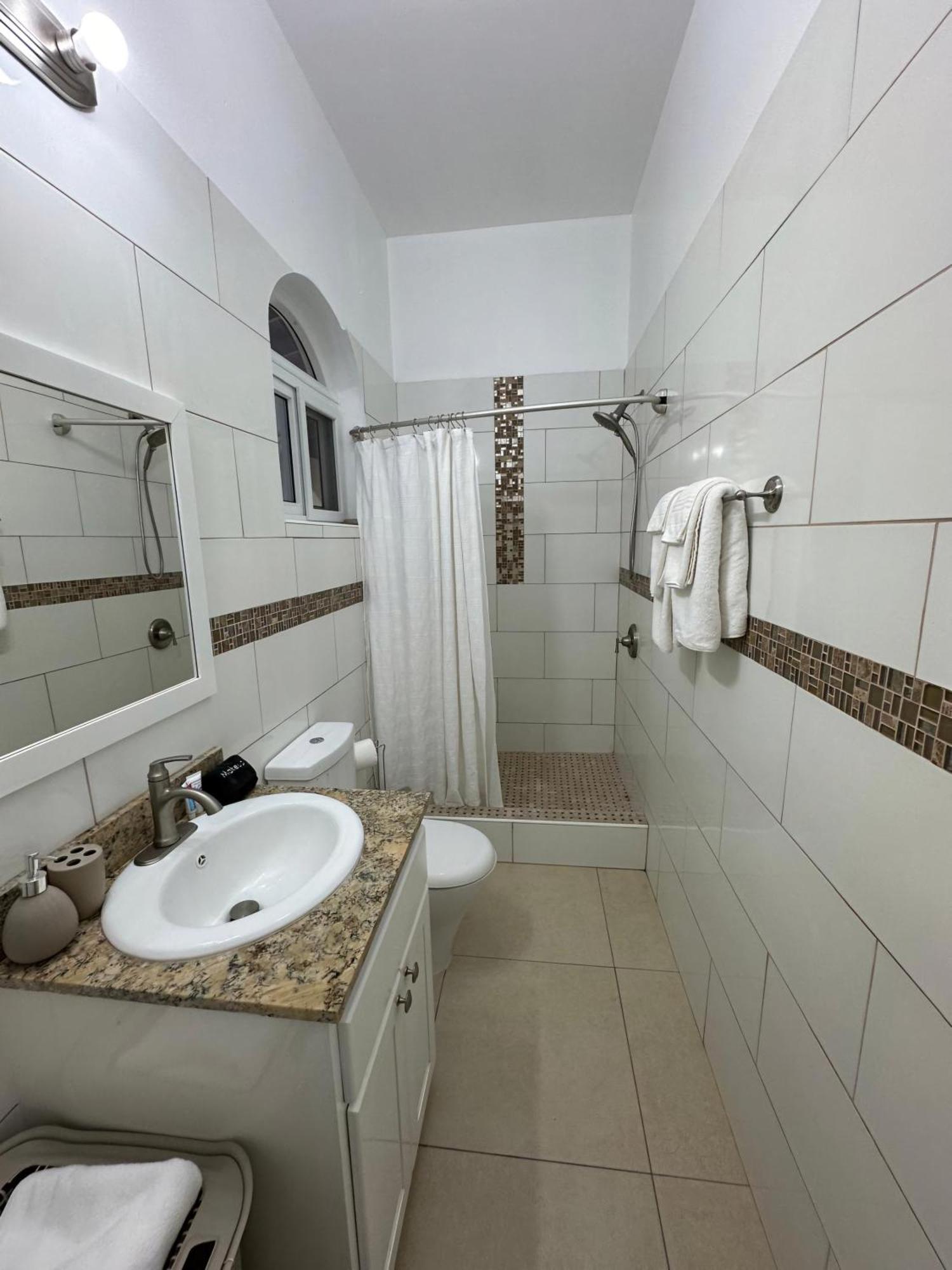 Eldorado Guesthouse & Car Rental Roseau Chambre photo