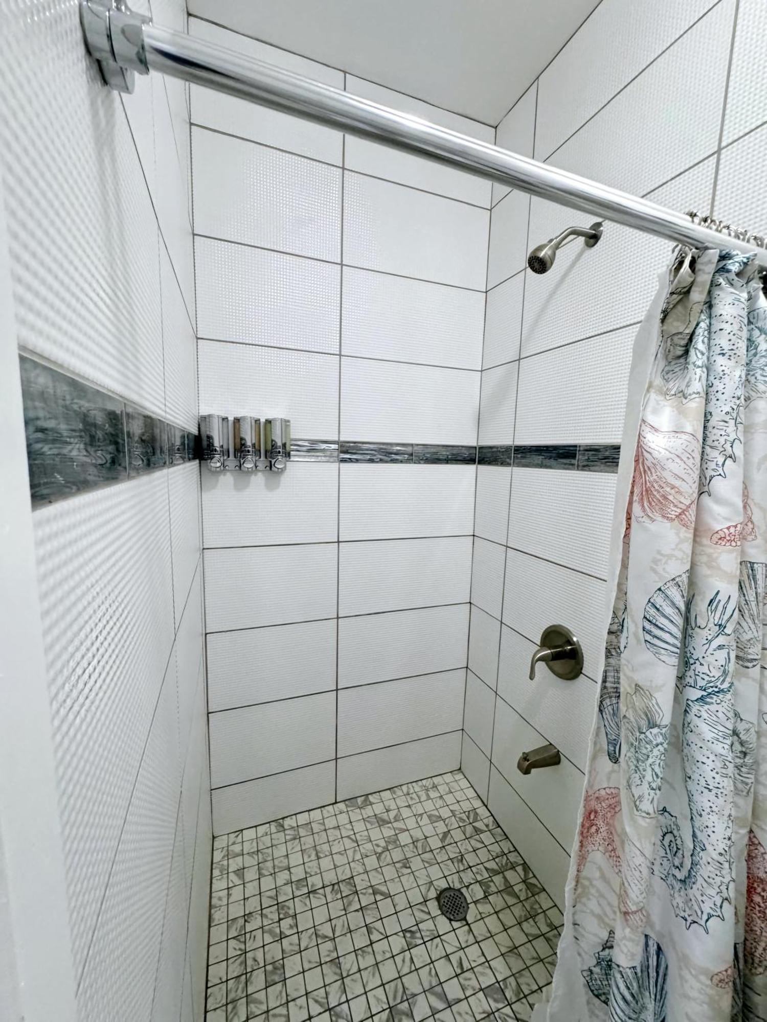 Eldorado Guesthouse & Car Rental Roseau Chambre photo